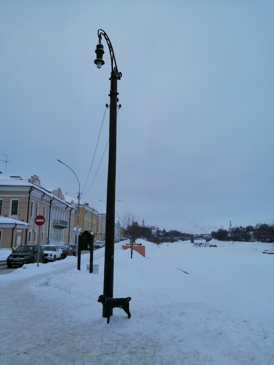 Памятник первому электрическому фонарю в Вологде.