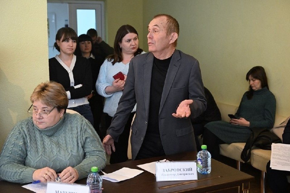    Глава ДНР Денис Пушилин встретился с жителями Зугрэса. Фото: ТГ/Пушилин