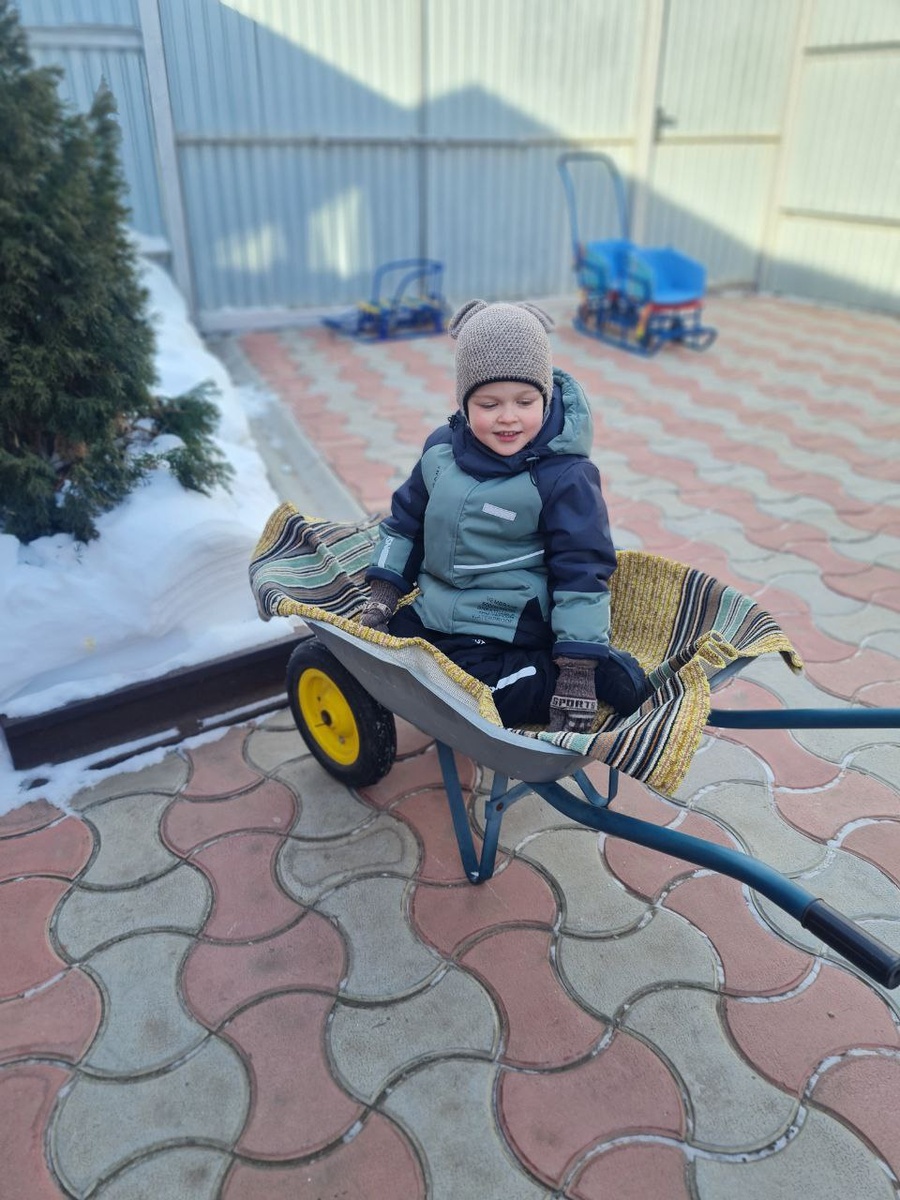 Паша любит на тележке кататься