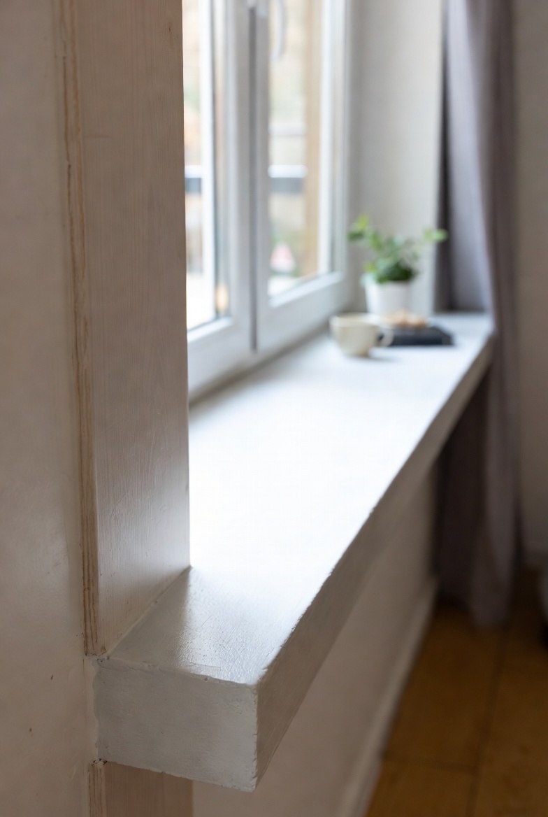 светло серый подоконник на заказ из микроцемента