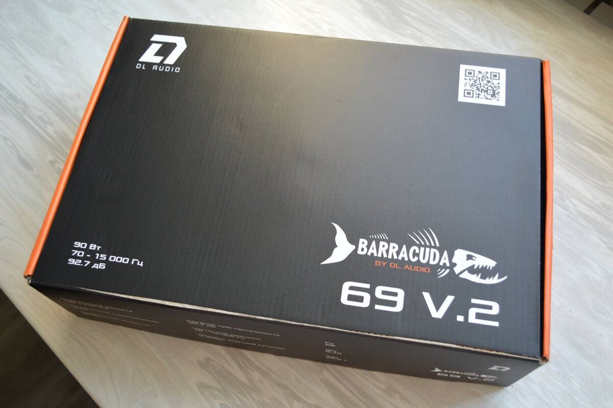 При покупке данного комплекта динамиков в подарок нам дают стандартный набор подарков: оранжевый фирменный шильдик для установки на кузов автомобиля, ароматизатор, большая белая фирменная наклейка и гарантийка.