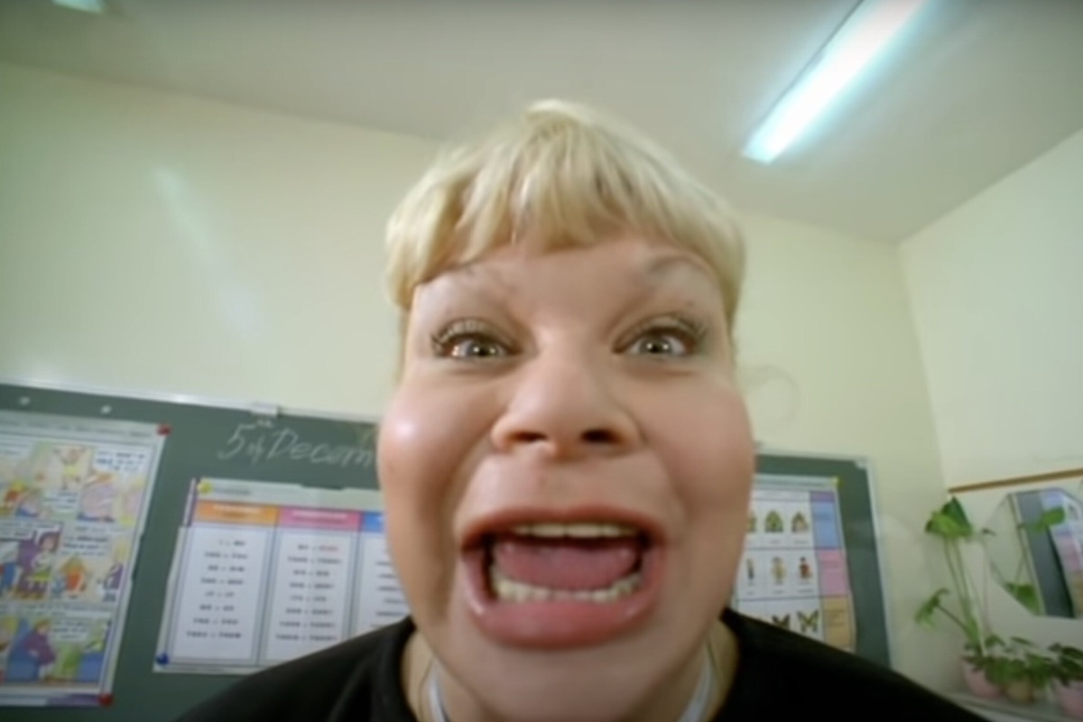 Это женщина из серии "Ералаша" и мема "Ду ю спик инглиш?". Она сильная, властная, мощная и заметная. Она ни на секунду не задумывается, достойна ли она быть заметной и сильной. Она – настоящая бабища.