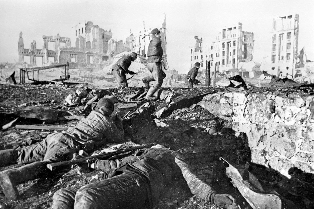    Уличные бои в Сталинграде. Штурм дома. / Георгий Зельма/ РИА Новости