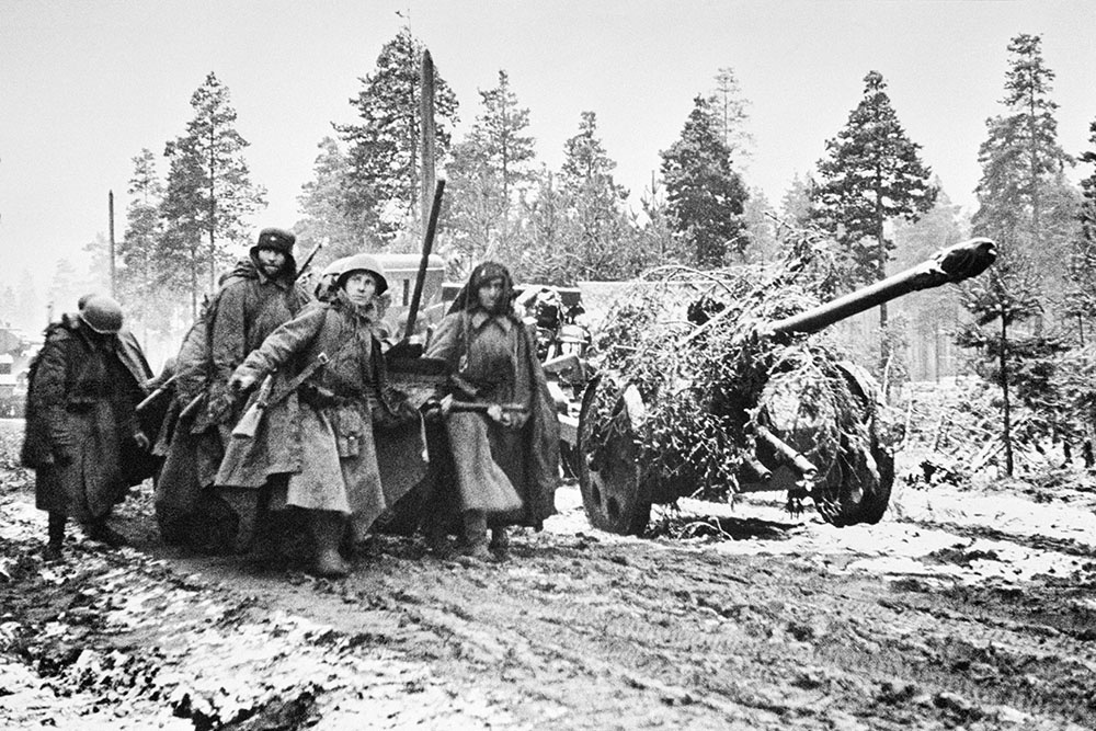    Синявинская операция. Советские бойцы везут дивизионную пушку по размытым дорогам. Ленинградский фронт. / Фото: Всеволод Тарасевич / РИА Новости