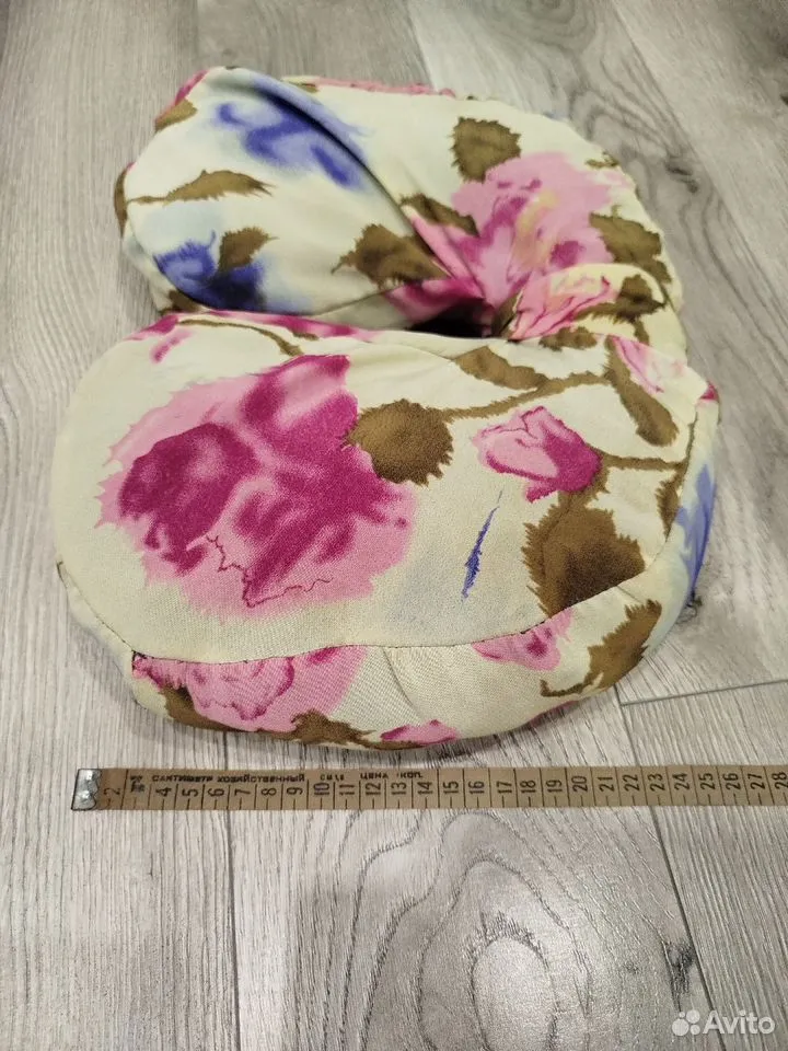 Подушка радует глаз гармоничным сочетанием ярких красок