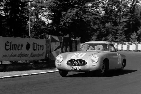 Прародитель легенды: гоночный Mercedes-Benz W194 одерживает победу в 24 часа Ле-Мана, 1952 год. Именно этот успех заставил мир ждать его дорожной версии
