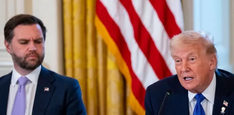 Инсайдер заявил, что Джей Ди Вэнс «предал» Дональда Трампа.