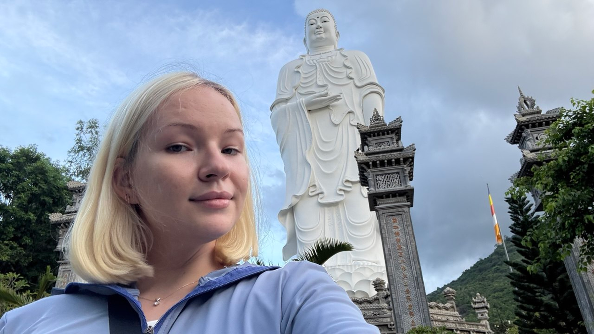 Всем привет, я - Катя! Стою рядом с самым высоким Буддой во Вьетнаме :)