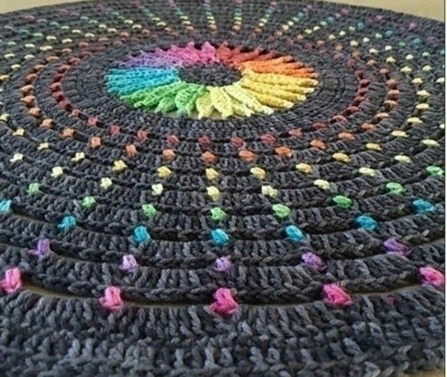 Вязаные ковры и коврики: искусство красоты и тепла