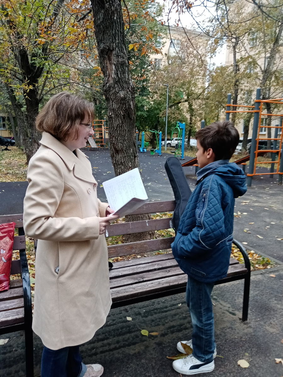 Режиссер и сценарист ведет работу с юным актером (октябрь 2023)