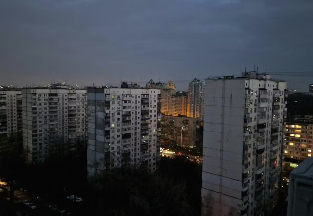 Украина, Киев: город бросает вызов темноте: 450 000 домов в украинской столице не имеют электричества. Остальная часть города погружается во тьму с каждым часом. В то время как бургомистр Виталий Кличко предупреждает о катастрофе, киевляне посещают рестораны и концерты при свечах © eCedric Rehman/Berliner Zeitung