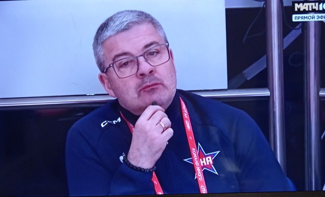 Леонид Тамбиев присутствует на матче  «Спартака» и СКА - непонятно только, в каком качестве.