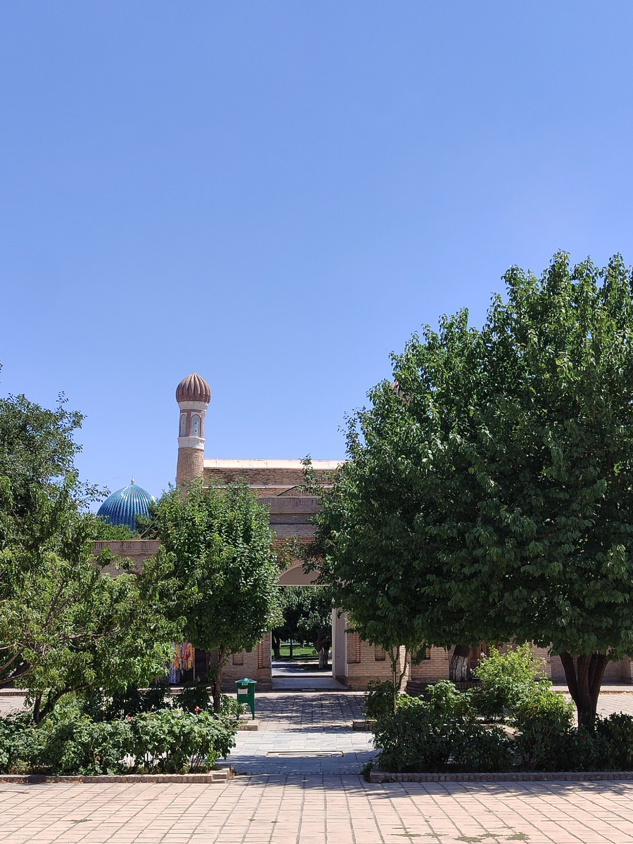 Когда-то Самарканд с другим древним городом - Бухарой - был средоточием таджикской культуры: почти все местные исторические достопримечательности были созданы персоговорящими предтечами. Теперь же таджикский язык и идентичность в Узбекистане подавляются, хотя на улицах Самарканда до сих пор можно услышать таджикскую речь наравне с узбекской и русской. 