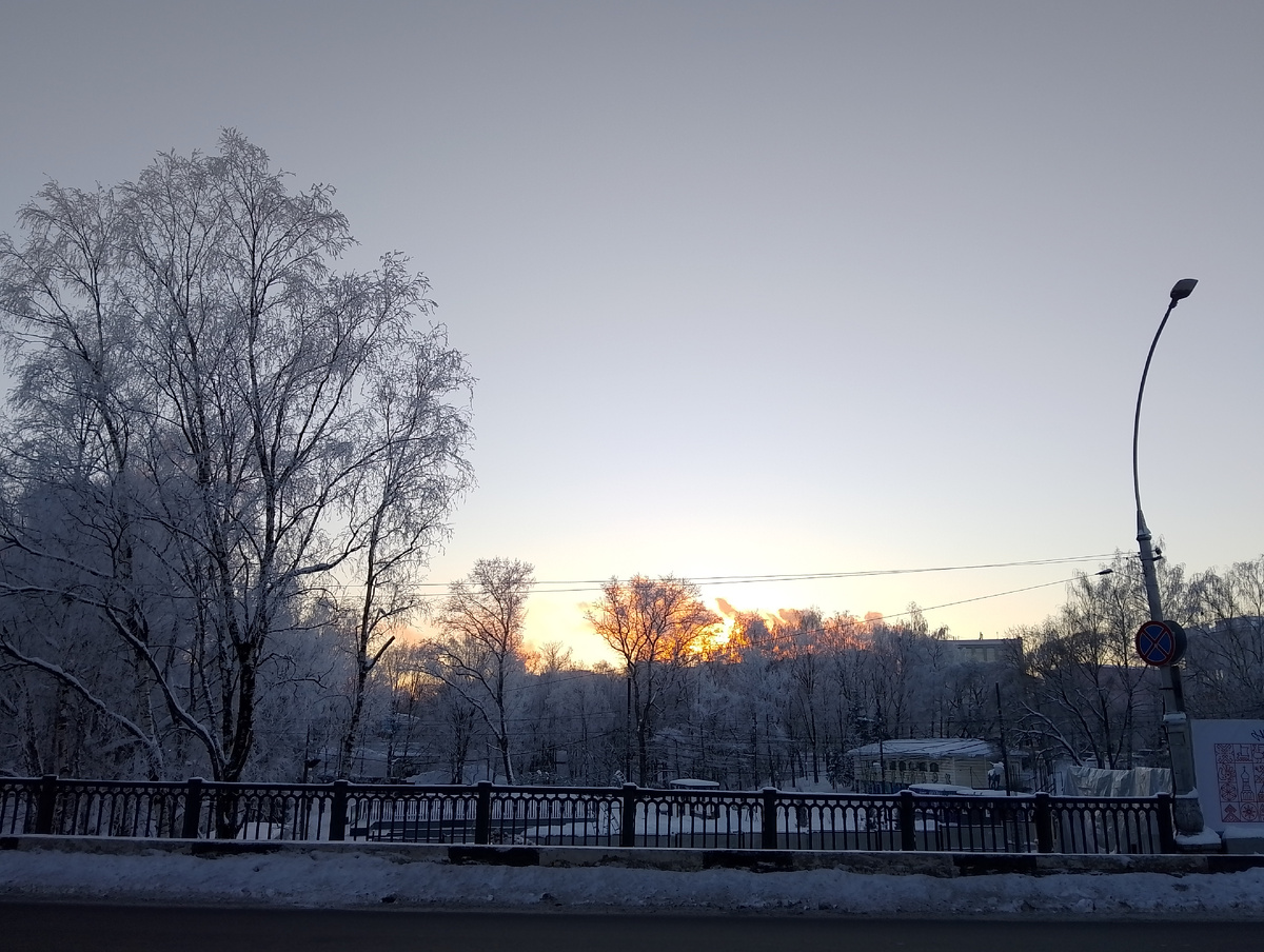 Камера исказила цвет. В реальности закат был розовый. Фото автора 