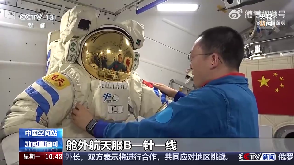 Работа со скафандром «Фэнтянь» на борту станции «Тяньгун». Фото: CCTV