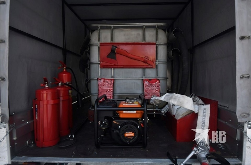    В Ревде огонь охватил ангар на улице Нахимова Ольга ЮШКОВА