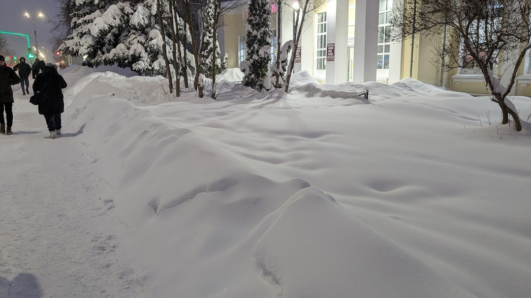 Центральная улица - Московский проспект в Пушкино. Сугробы вдоль тротуара почти по пояс. Фото автора