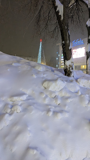 Снег перед центральной площадью с елкой у ТЦ Победа. Фото автора