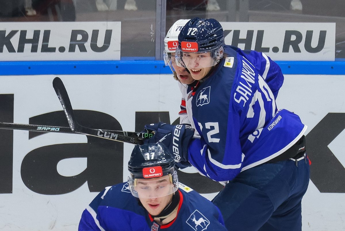    72-й номер – это новичок Андрей Сальников. 17-й – старожил «Чайки» Лев Сальников, сын известного футболиста Андрея Сальникова