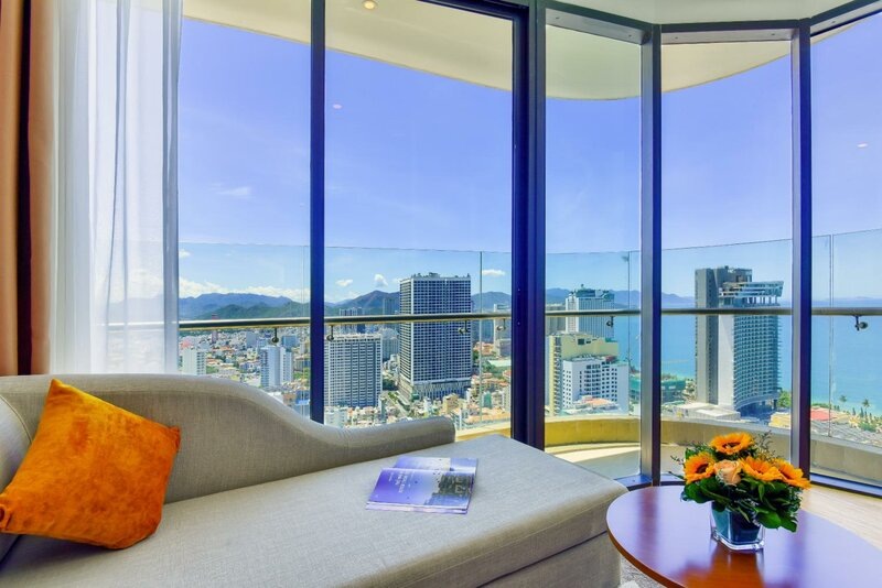 Если любите крутые виды из окна, при заселении просите номер выше 30-го этажа, чтобы любоваться морем, горами и городом. Фото: Regalia Gold Hotel / Яндекс Путешествия