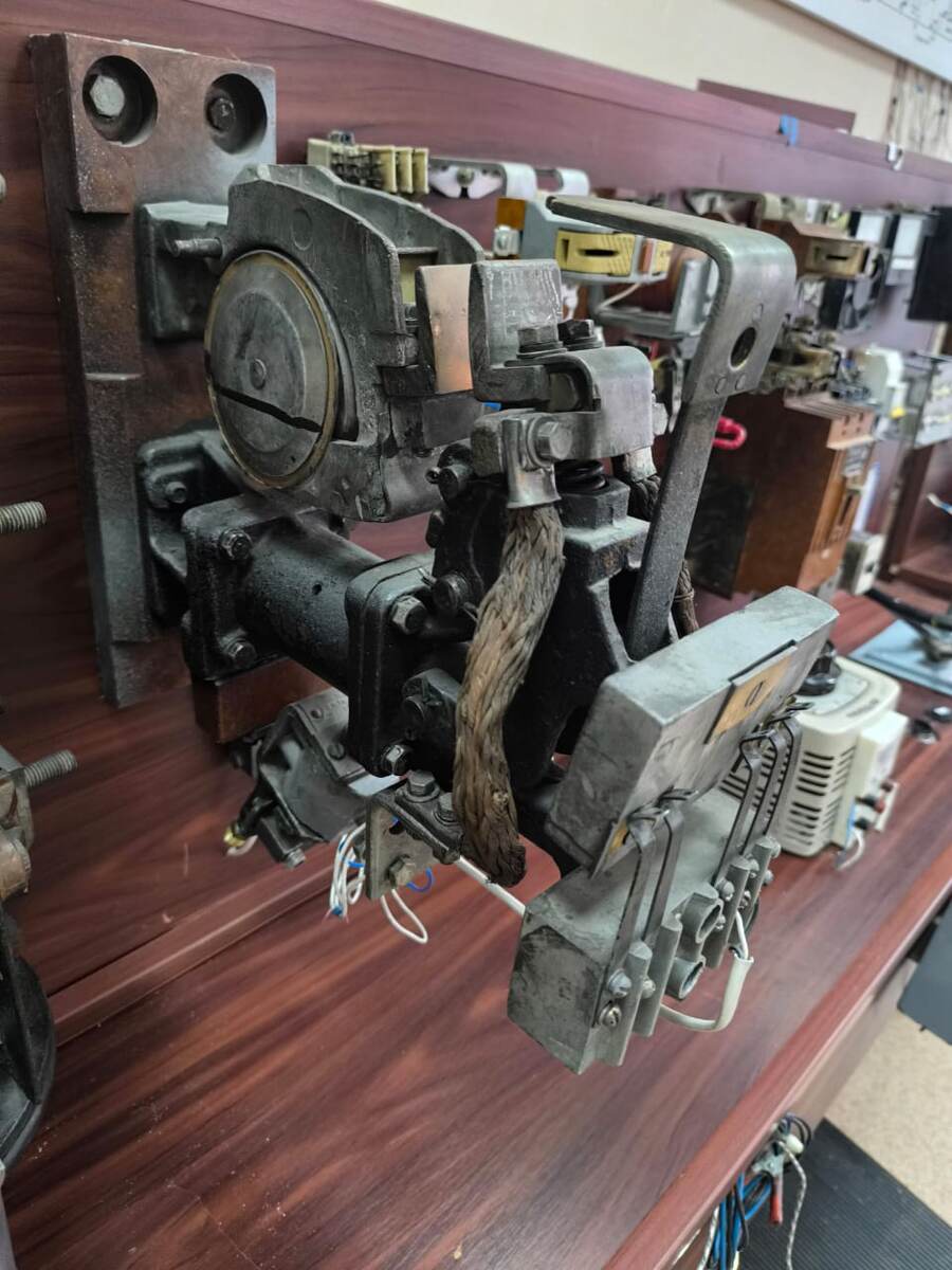 Два мощных медных контакта соединяются под давлением воздуха, пропуская ток от тягового генератора на тяговый электродвигатель.