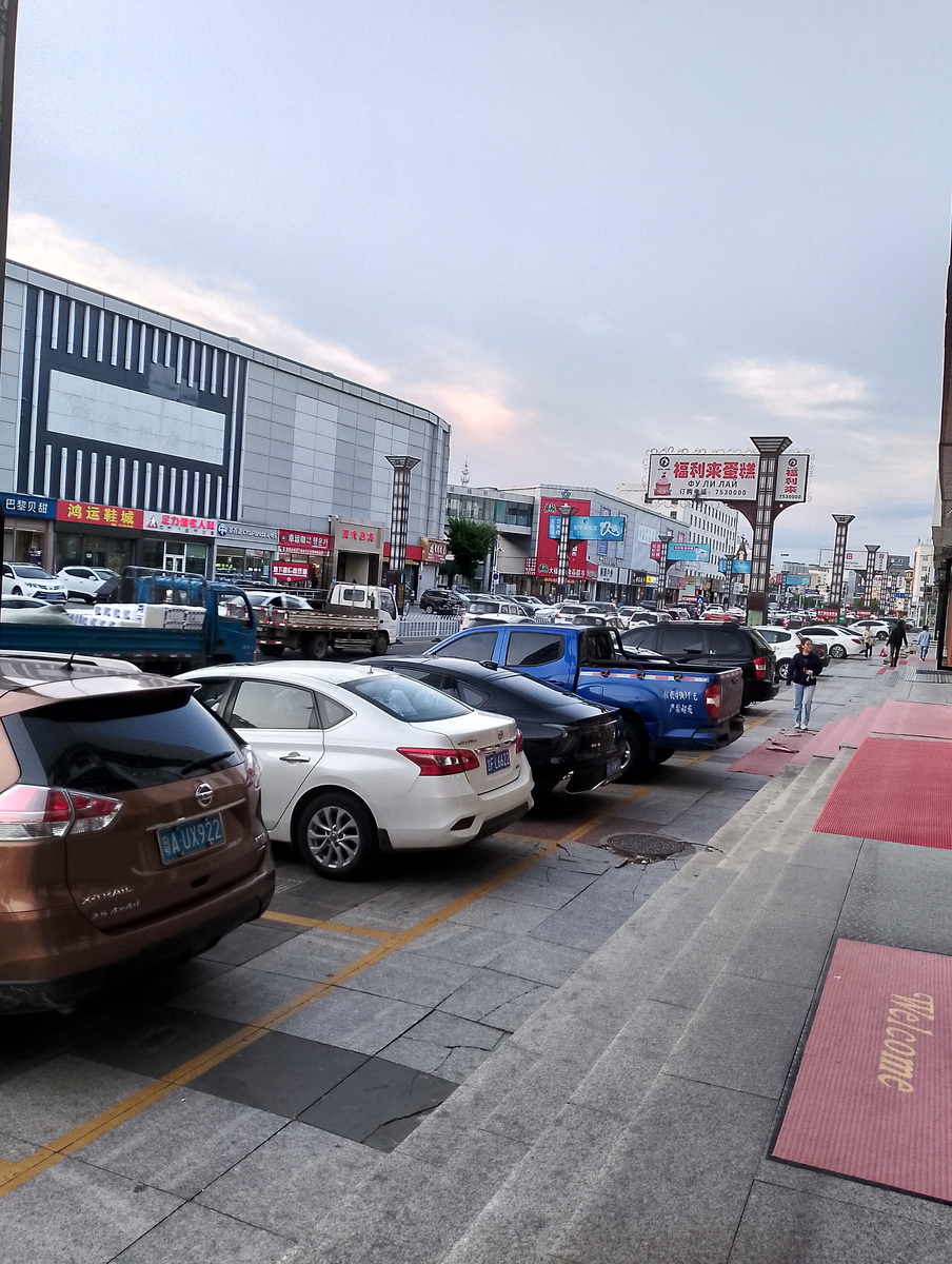 Торговая улица.А под ней тоже подземный магазин.