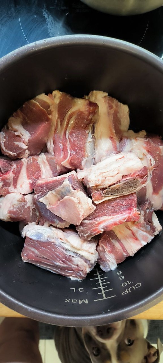 ребра укладываем на дно кастрюли (скороварки)