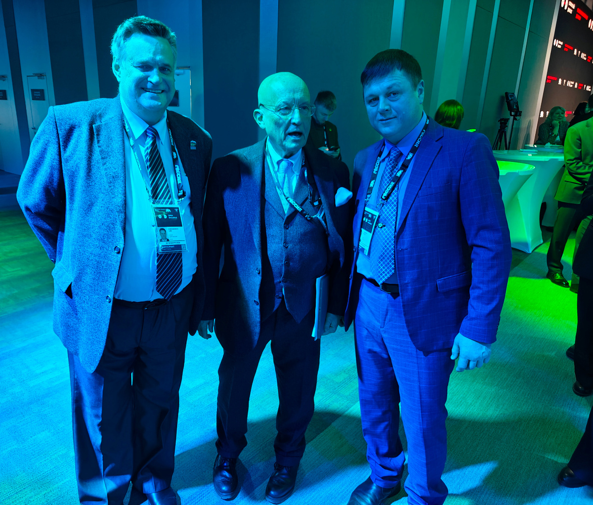 Советник президента МОО «МАП» Цапенко А.Д., Ю.Вороненко во время диалога с Сергеем Александровичем Карагановым — советским и российским политологом и экономистом, доктором исторических наук. 