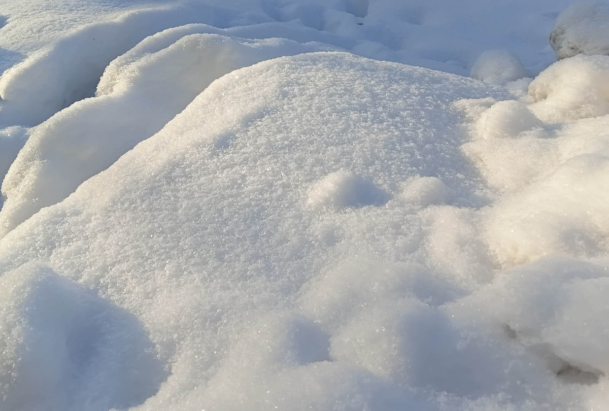 Хотела снять как искрится снег, но увы и десятой доли того эффекта нет