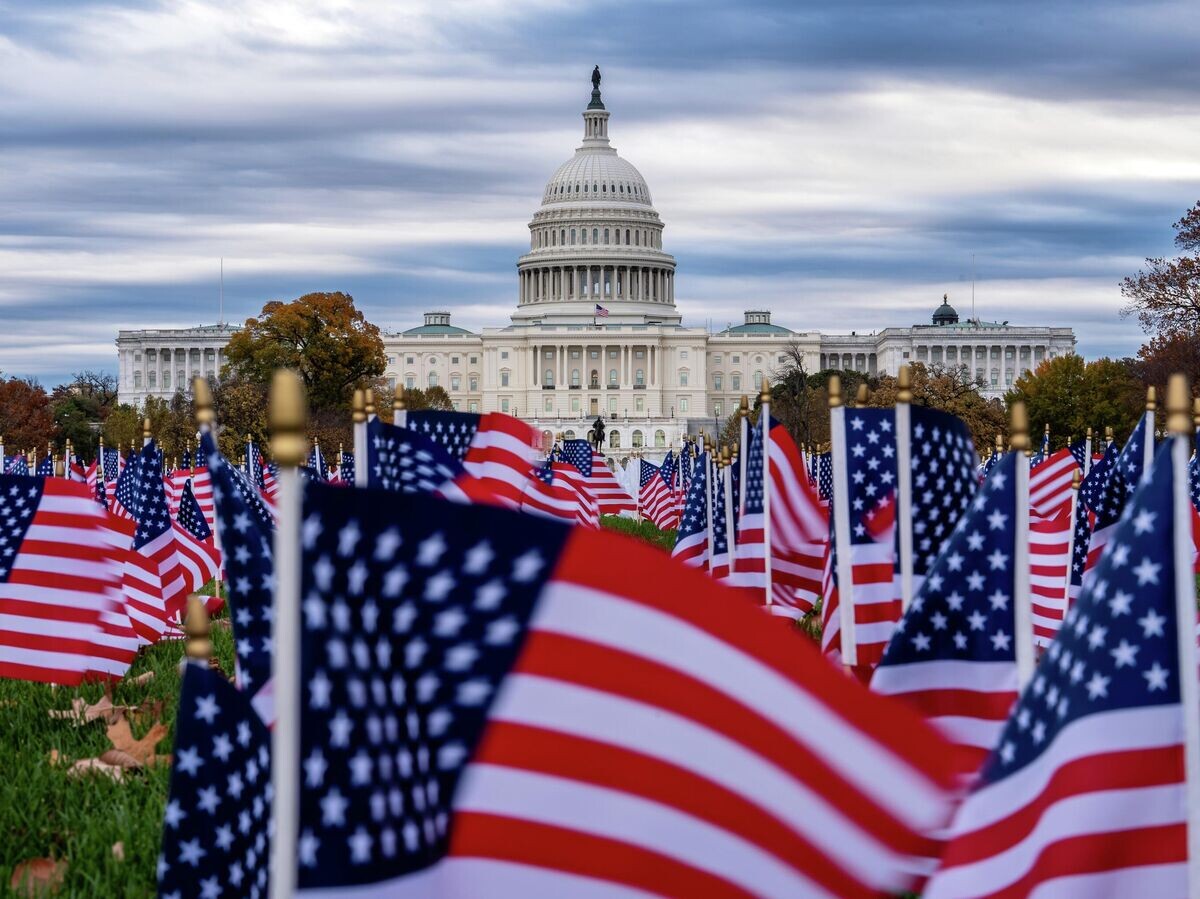    Флаги США возле здания Капитолия в Вашингтоне | © AP Photo / J. Scott Applewhite
