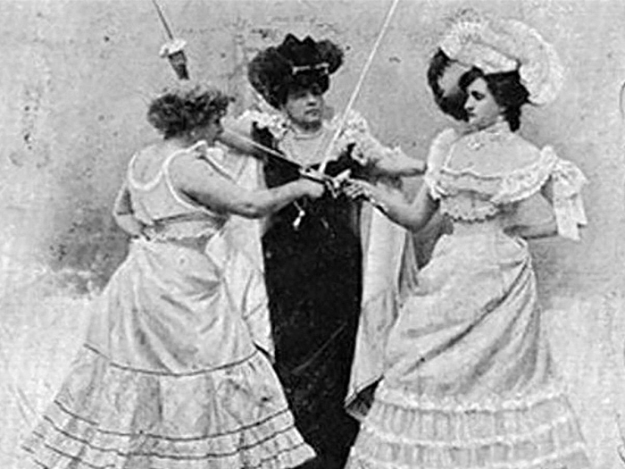 Женщины дуэлянтки на старинной открытке