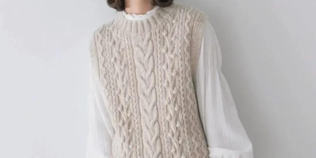 Вязаный жилет с шишечками: модный акцент в женском гардеробе!