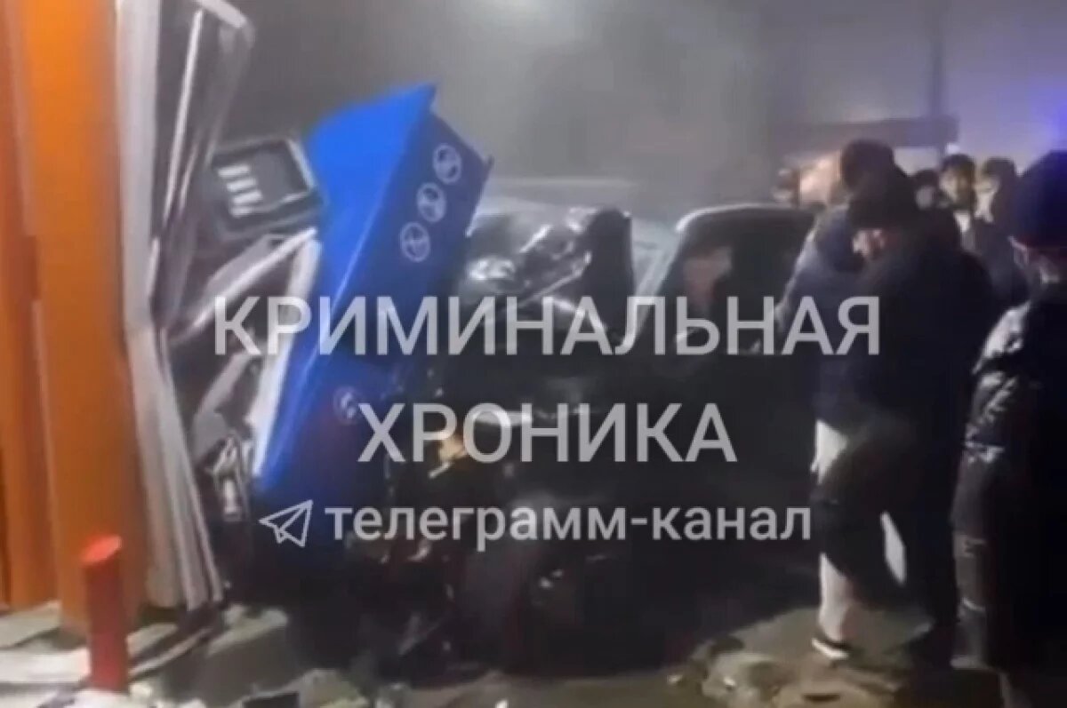    В Дагестане трое мужчин угнали Changan и врезались на нем в колонку на АЗС