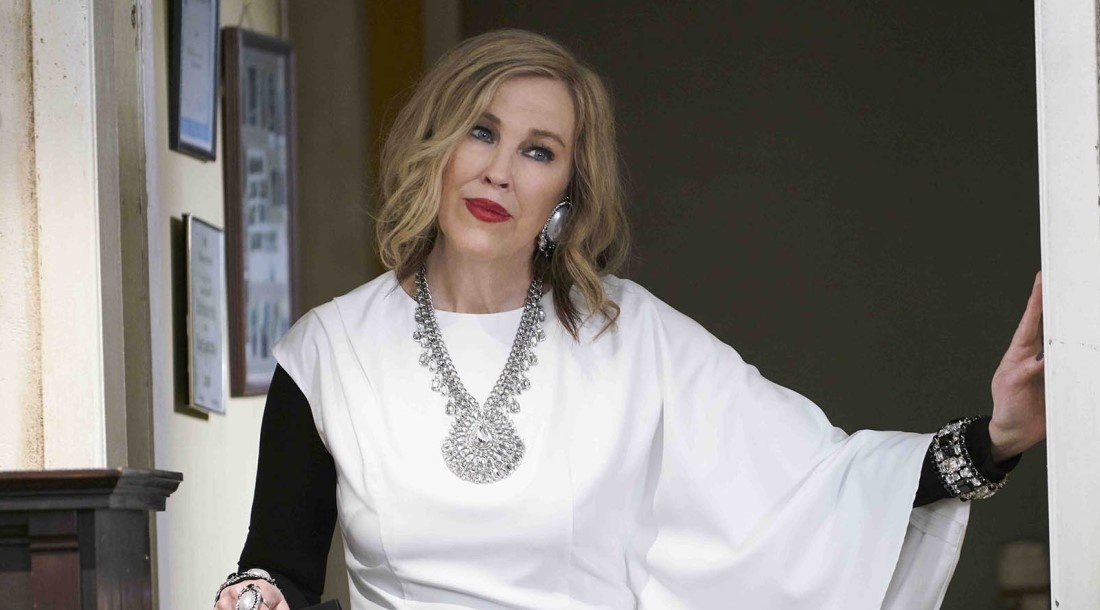     Кэтрин О’Хара, кадр из сериала «Шиттс Крик» (2015-2020)