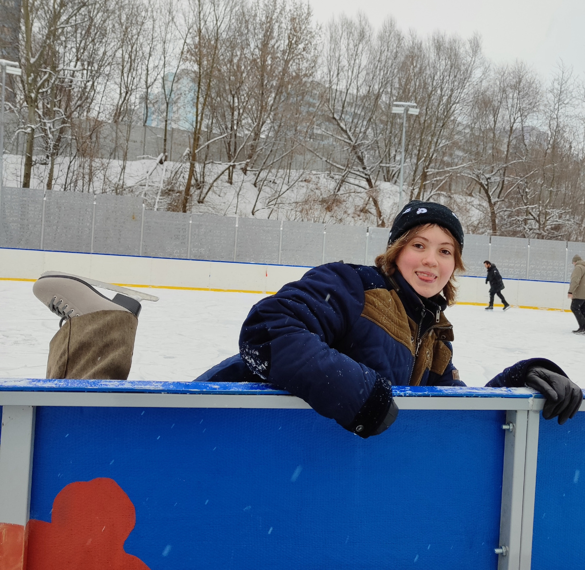 Фото сделано на катке в Капотне. Здесь можно и в снежный дартс поиграть... 