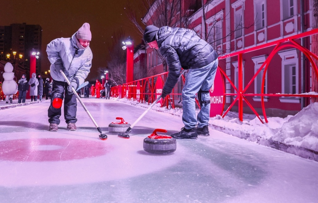 А вот и игра в необычный, но азартный вид зимнего спорта- керлинг