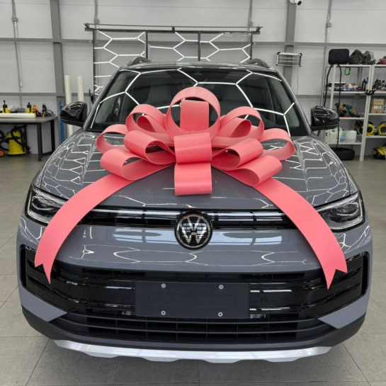 Оклейка автомобиля плёнкой зимой возможна, но требует особого подхода и учёта факторов, связанных с низкими температурами, влажностью и реагентами на дорогах. 