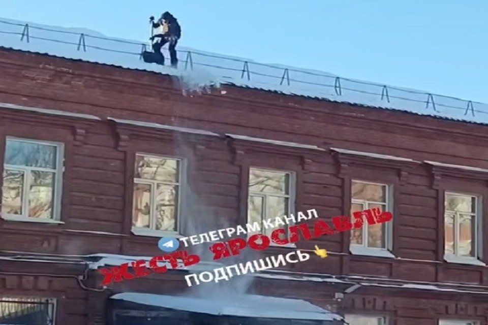    Опасный метод работы. Фото: телеграм-канал Жесть Ярославль.