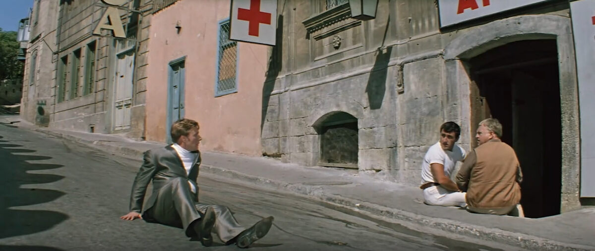 У Никулина никак не получалось красиво упасть, поэтому за него упал другой актёр, а в кадре показали только ноги. Зато Миронов справился с задачей почти с первого раза