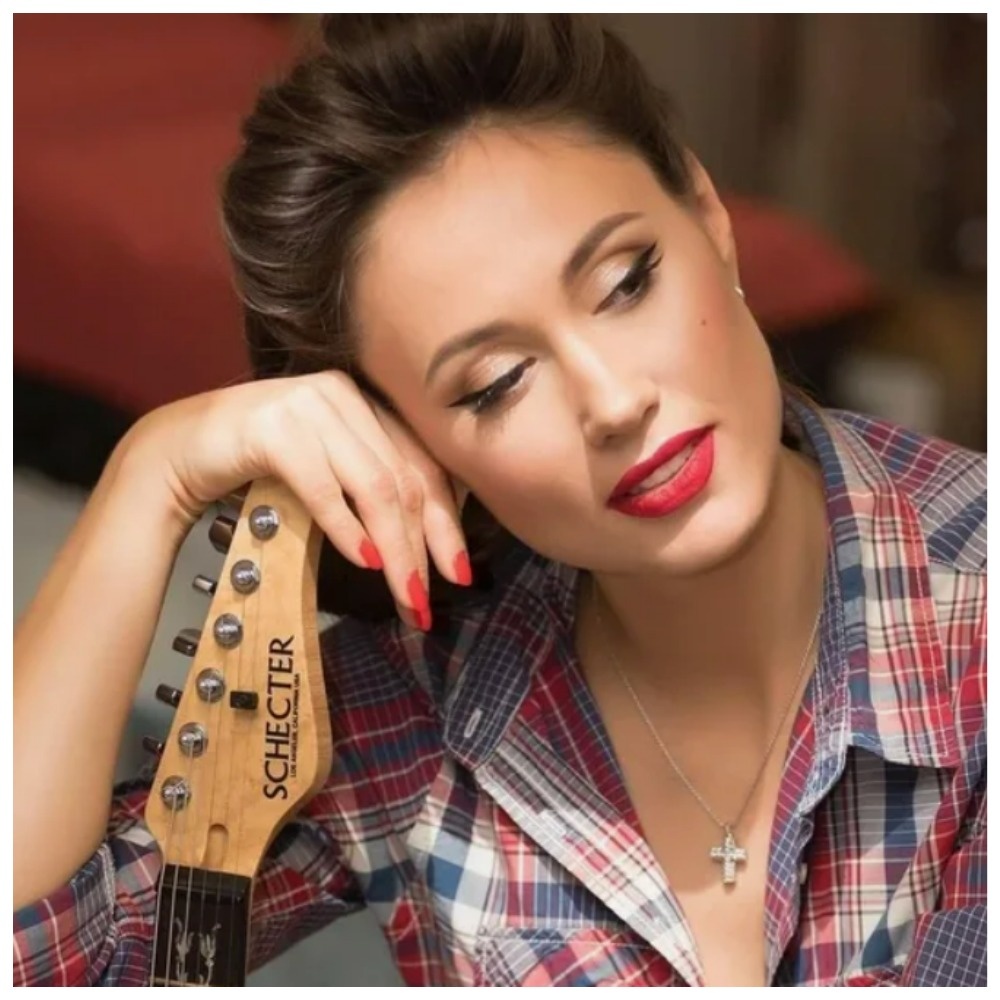 Елена Товстик, 41-летняя спортсменка, многодетная мама и бывшая жена миллиардера, решила запеть