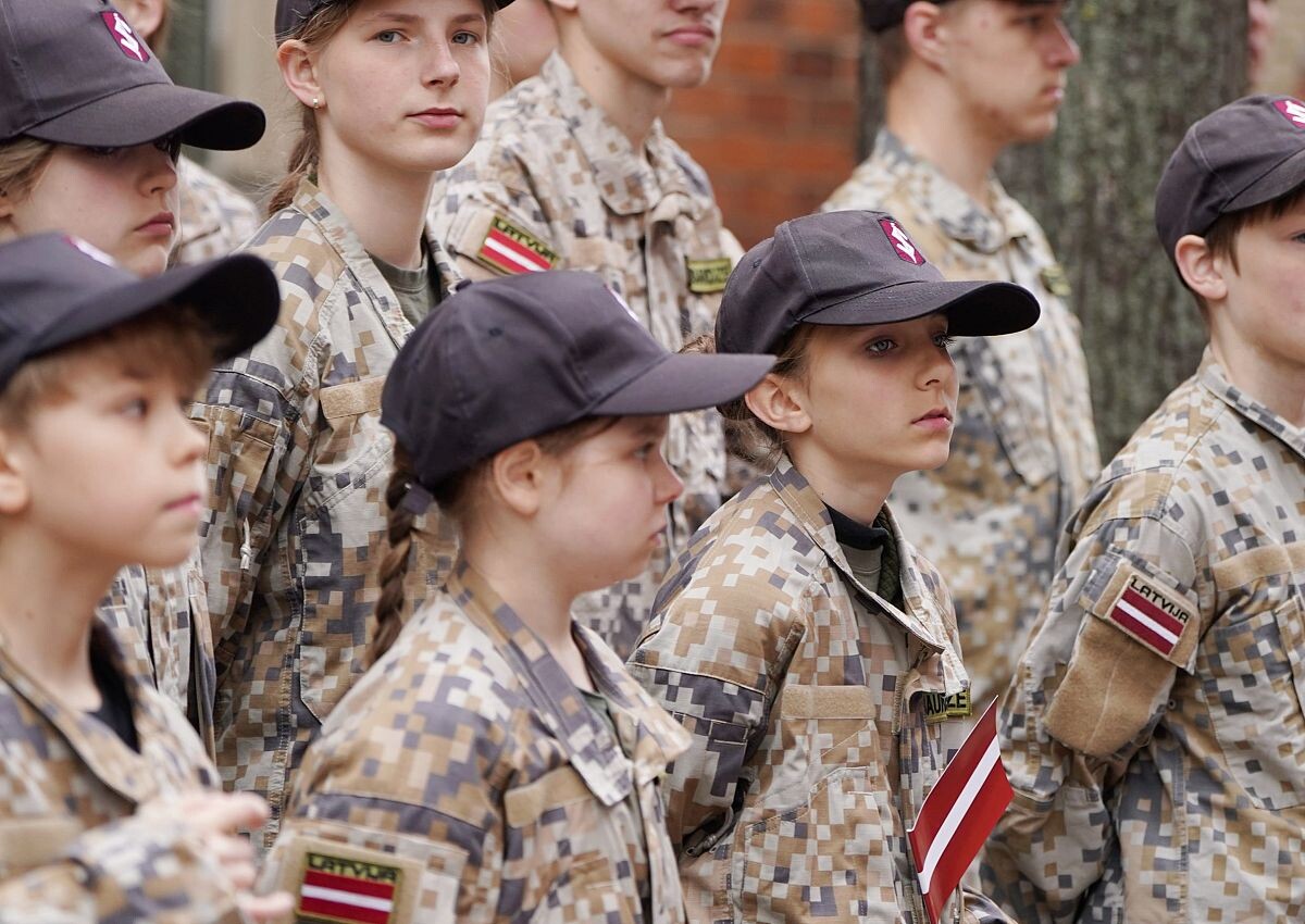 Яунсардзе — молодёжная организация Латвии, созданная при ополчении Земессардзе в 1992 году. Объединяет юношей и девушек в возрасте от 10 до 21 года.