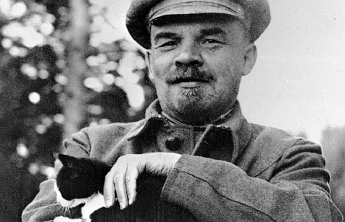 Буквально жил на одну зарплату (и служебное содержание). /Фото: russian7.ru.