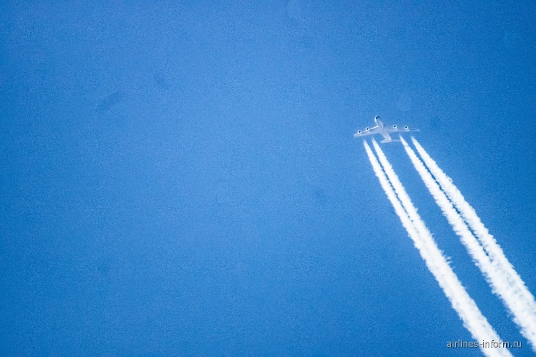    Самолет Airbus A380 на эшелоне
