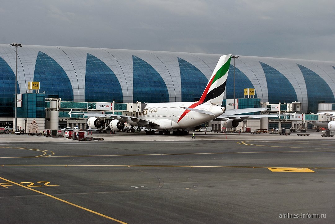    Airbus A380 Emirates у гейта в аэропорту Дубай