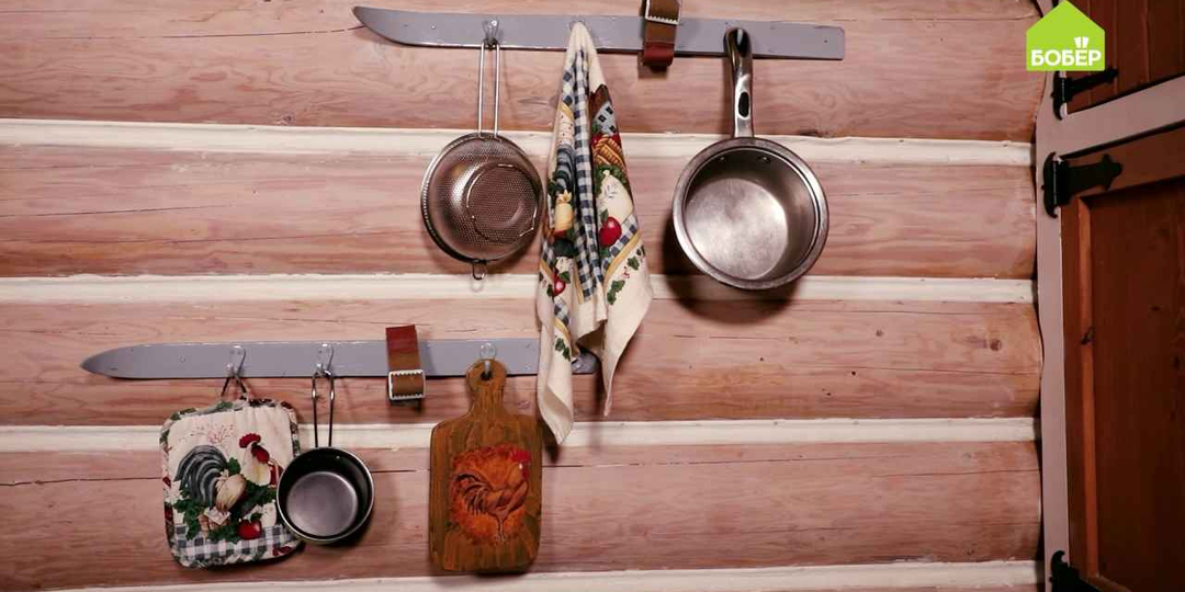 Настенная вешалка из старых лыж