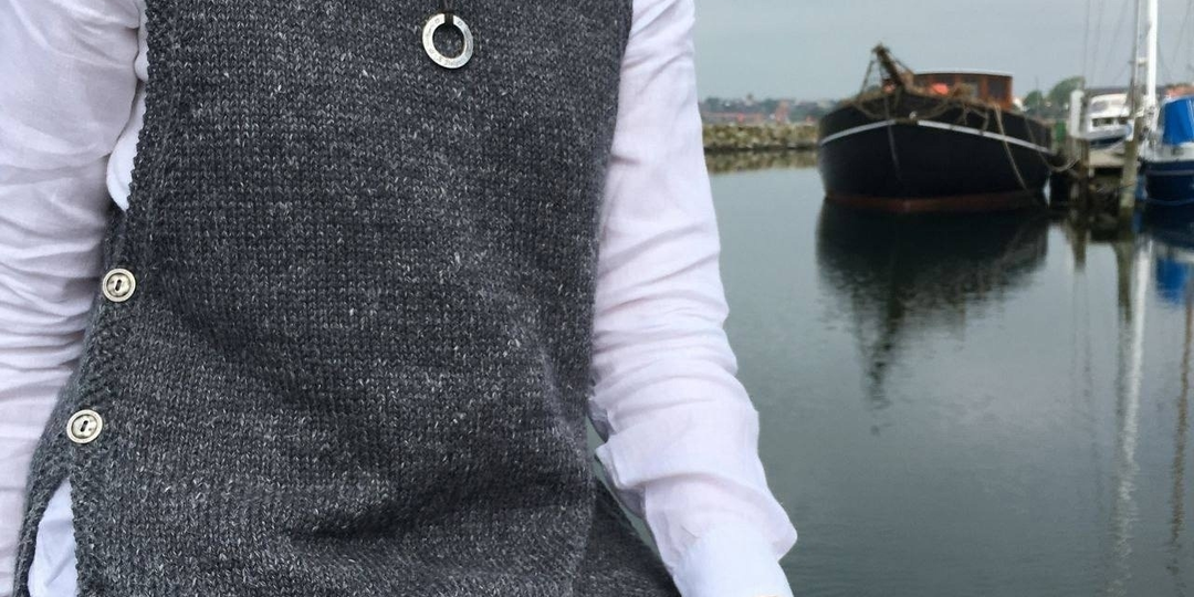 Стильный и тёплый: вязаный жилет на пуговицах — идеальный выбор для холодного времени года!