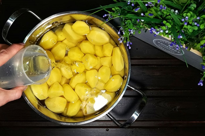 Заливайте картофель не обычной водой, а минеральной. / Фото: how-to-boil.com
