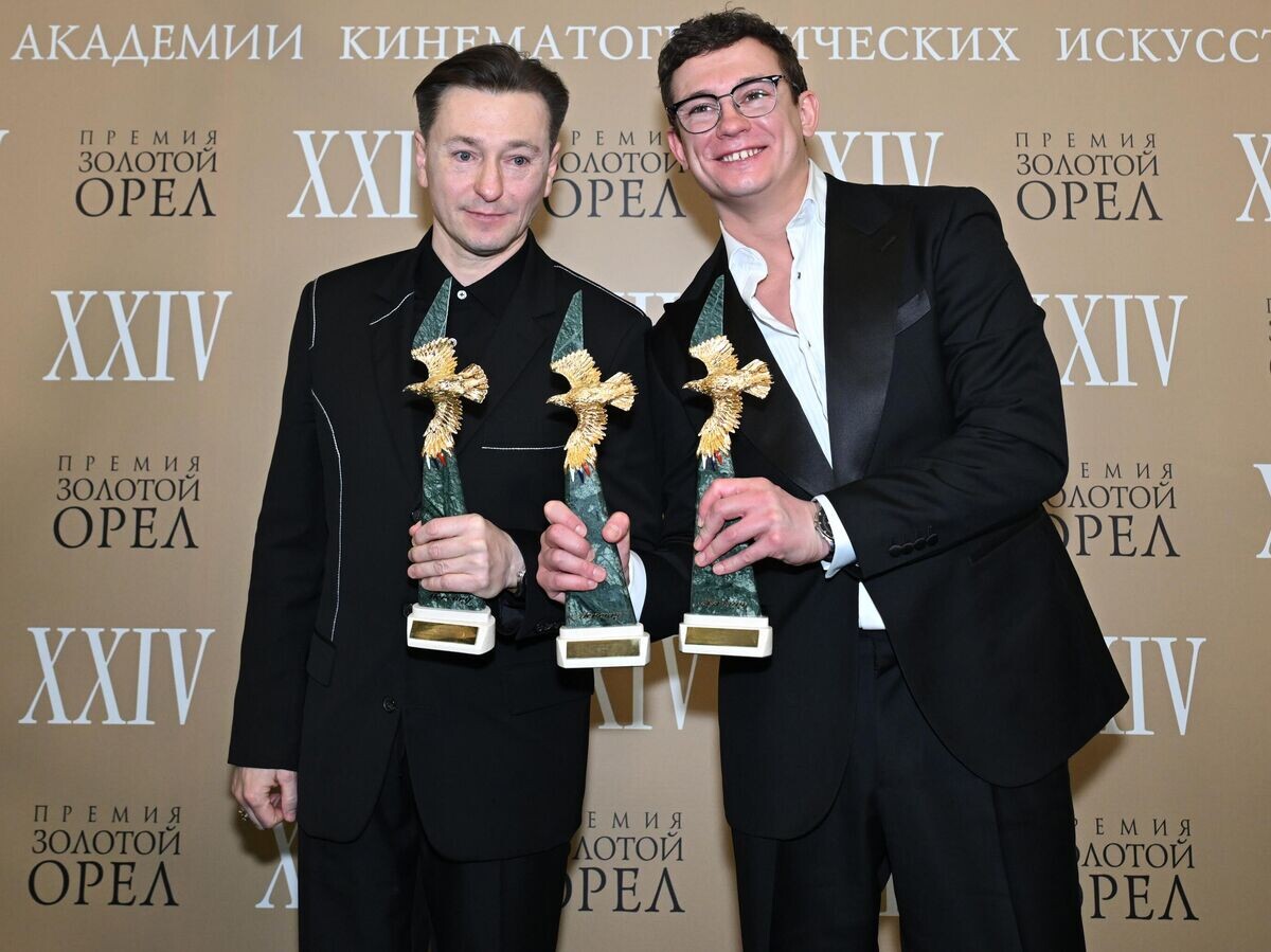    Лауреаты XXIV Национальной премии в области кинематографии "Золотой орел" в номинации "Лучшая мужская роль в кино" актеры фильма "Август" Сергей Безруков и Никита Кологривый | © РИА Новости / Екатерина Чеснокова