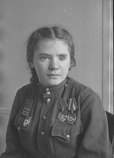 Пять ранений изуродовали её лицо, но не душу: судьба красавицы с двумя косами, ставшей легендой фронта