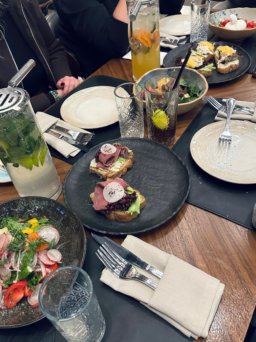 Начало вечера. Одна брускетта с ростбифом уже съедена 🙈 поэтому фото не идеальное.